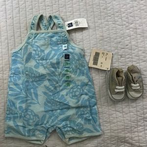 Gap Newborn boy short overalls. Blue. Size 3-6 months. Petit Patapon shoes